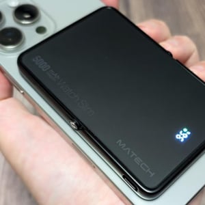 これぞ本当の全部入り。Apple WatchやAirPodsも充電できる「超薄型モバイルバッテリー」がすごすぎた