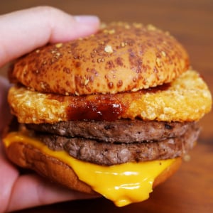 マクドナルドの「ザク切りポテト＆ダブル肉厚ビーフ やみつきチーズペッパー」はこうして食べよう