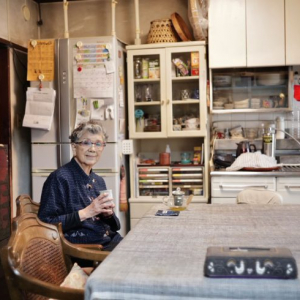 90歳で団地一人暮らし人気YouTuber。「Earthおばあちゃんねる」登録者17.2万人、多良美智子さんの”ポジティブ老後”「今が一番楽しい」。元気の秘訣はエレベーターなし4階住戸や晩酌!?