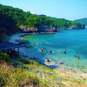 島根県 隠岐諸島 でゆったりおだやか海辺時間♪　本土からフェリー2時間で行ける知夫里島のプライベートビーチな長尾 渡津海水浴場は 8/18 からがおトク