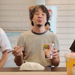 ひろゆきさんがヒカキンさんの再販「みそきん」を食べた結果→ 売り切れなんだ凄いね！ 普通においしい