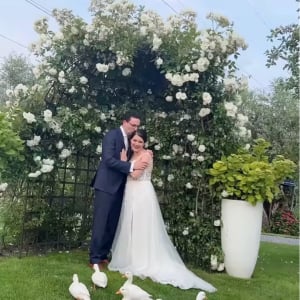 結婚式にかわいすぎるサプライズゲストが！ウェディングドレス姿を仲間と思ったかのように駆け付けたのは・・アヒルたち！！【海外・動画】