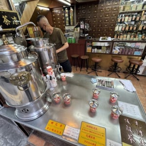 香港に行ったらお茶を立ち飲みしたいよね