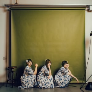 Negicco、「おにぎりハウスのうた」MVで新潟市を飛び回る