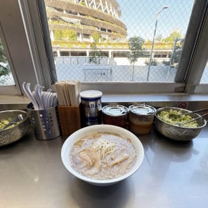 ひろゆきが食べて高評価を与えた「ホープ軒 千駄ヶ谷店」のラーメンを食べる