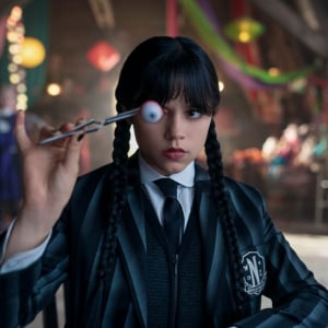 Netflix「ウェンズデー」監督を志すジェナ・オルテガが主演＆S2からプロデューサーも兼任！ 師ティム・バートンとの現場製作で掴んだ手応えとは？