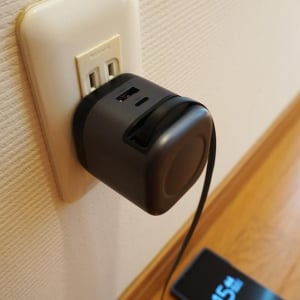 シュルッと「ワンプル」で充電開始。UGREENの巻取り式ならケーブル絡みゼロで快適だ