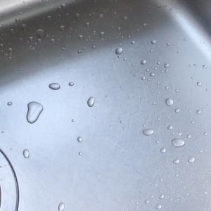 激落ちくんの「隠れた逸品」でピカピカのシンクが長続き！ 塗って拭くだけでプロの技術を再現できるよ