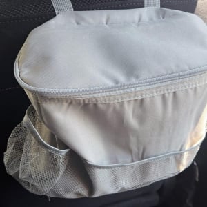 3COINSの「座席に取り付けられる保冷バッグ」が長距離ドライブの必需品！ 約3時間、車内に置いてみたら…