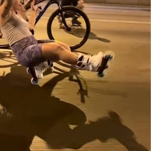 ローラースケート中に転倒・・したわけではない！？ありえない体勢で女性は走り続ける！！【海外・動画】