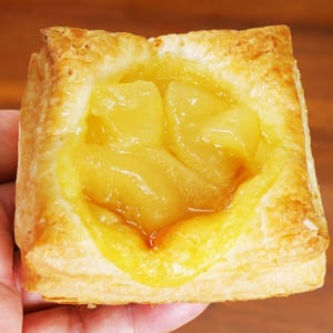 ローソンで買えるアップルパイ「ごろっとりんごパイ長野県産シナノゴールドりんごのジャム」はよいものです