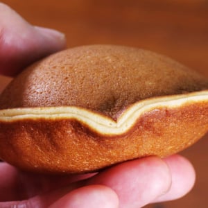 ローソンのどら焼き「どらもっち」のホイップクリームを食べてもらえないかしら