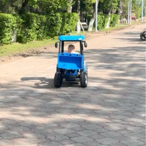 オモチャのトラクターに乗る女の子。先にエンジンが切れたのは・・女の子の方でした！【海外・動画】