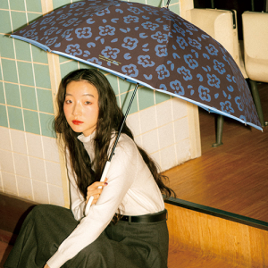 「Wpc.」新作傘にときめきが止まらない…。小物に深みカラーを取り入れて、一足早くちょっぴり秋を感じちゃお