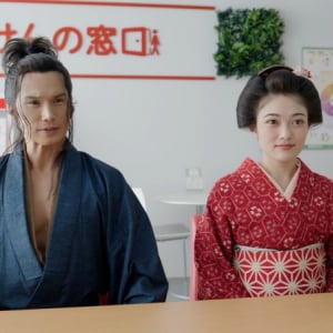 井上咲楽、市原隼人の侍姿に「貫禄ありすぎてドキッ！」　新CMで銅像になっちゃった!?