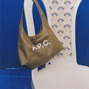 A.P.C.の定番「ニノン」からメタリックカラーが登場。持つだけで垢抜けちゃう、新色ミニショルダーが欲しいっ