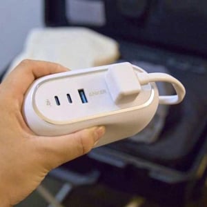 「充電器かさばる」問題、Ankerの“ぷにぷに”で解決！旅先のホテルで寝るときのストレスもなくしてくれるんだ