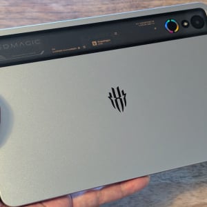 Snapdragon 8 Elite搭載のコンパクトゲーミングタブレット「REDMAGIC Astra」レビュー