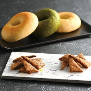 崎陽軒と東京おこめ研究所がコラボした米粉のベーグルとパイのセットが1週間限定発売