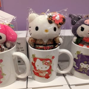 ハローキティが桂昌院…！？“大奥姿”のサンリオキャラが放つ圧巻の貫禄｜特別展「江戸☆大奥」