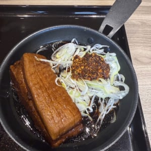 やわらかく分厚い角煮がドーン！　吉野家の「厚切り豚角煮定食」を食べてみた