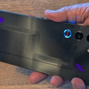 Snapdragon 8 Eliteリーディングバージョン搭載で完全フラット背面のゲーミングスマホ　「REDMAGIC 10S Pro」レビュー