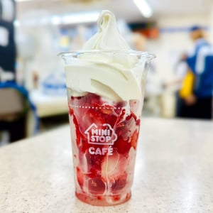野外イベントの定番スイーツ「いちごけずり」みたいなやつはミニストップで食べられる →しかもめちゃウマい！