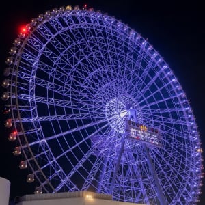 「紅茶花伝」が日本一高い観覧車「OSAKA WHEEL」とコラボ！ TinyTANと一緒に“紫”のゴンドラに乗ろう