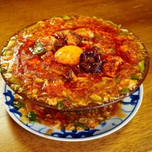 「陳麻婆豆腐」に、「中華そば 辻」が監修したメニュー「陳麻婆酸辣ヂャン麺」が登場