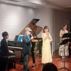 シンガーソングライターの大西亜里とヴァイオリニストで実業家の福元麻理恵のコンサートで高級楽器での演奏を披露