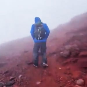 【静岡県警察地域部地域課】荒天のなか富士山で山岳遭難救助隊員が救助に向かうようすを動画で公開
