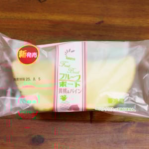 秋田県で買えるバナナボートの仲間「フルーツボート 黄桃＆パイン」が極まりすぎている件