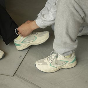 「810s」定番スニーカーが限定仕様に！“ホワイト×グリーン”のレアカラーな一足を、旗艦店でゲットして