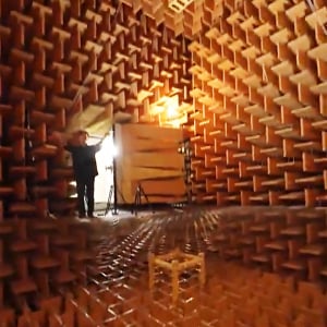 音が響かない部屋「完全無響室」に入れる！ 産業技術総合研究所が特別公開へ