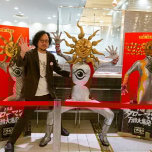 タローマンご本人が降臨！　『大長編 タローマン 万博大爆発』アート＆レトロな世界観が楽しめるタイアップフード＆ラッピング電車
