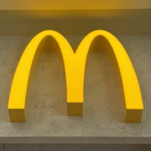 マクドナルドのハッピーセット騒動でひろゆきさん「店内で食べ終わったお客さんにだけポケモンカード配るようにすればよくない？」ツイートし反響