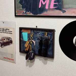不器用さんでも簡単！海外で流行中の“デニム”を使った「額縁DIY」インテリアってどうやって作るの？