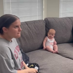 ママと目が合うと赤ちゃんからとびっきりかわいいリアクションが飛び出した！！【アメリカ・動画】