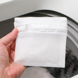 オキシ漬けでもダメだった生乾き臭。洗濯物と一緒に入れる「ビーズが入った袋」で解決しました