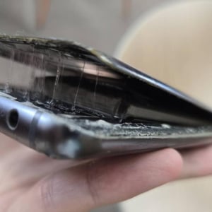 朝起きたら古いスマホのバッテリーがパンパンに膨れていて、Geminiとドコモショップに助けを求めた話
