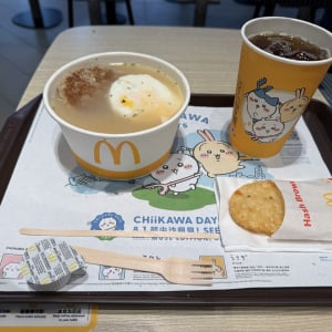 香港マクドナルドの朝マックが「豚骨スープにソーセージエッグマフィンのマフィン抜き入れたやつ」で感動した