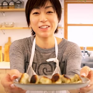 【神レシピ】宇多田ヒカルが作る「宇多田家の餃子」が大絶賛！ 杏と調理するYouTube動画500万再生突破