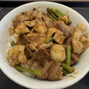 松屋が8月12日に「カルビホルモン丼」発売！　お値段は980円　早速食べてみた