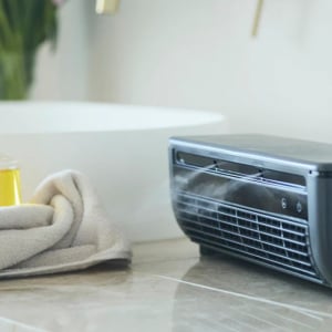 コンパクトだけどミストで冷却してくれる。冷房が効かない場所には「持ち運べるクーラー」です