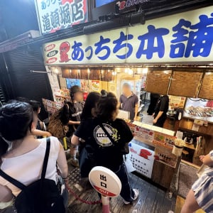 深夜に外国人観光客が並びまくってる大阪のたこ焼き屋に行ってみた