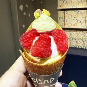 東京駅の中にオープンしたばかりのクレープ屋でクレープ食べたよ / SOBAP