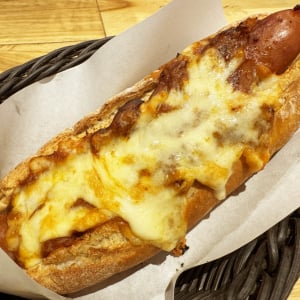 モスバーガーがプロデュースするカフェ「山と海と太陽」のチリチーズドッグがマジで超ウマイ