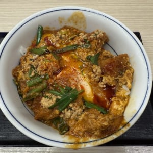 辛い！でもウマい！「かつや」の期間限定新メニュー「赤辛カツ丼」を食べてみた