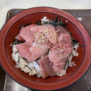 すき家インフルエンサー・マナリスさん「お前を2000日待ってたぞ」　すき家で「まぐろ鉄火丼」販売開始！　8月19日から