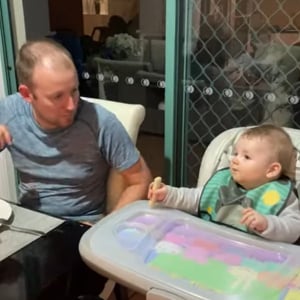 パパが赤ちゃんのおやつを食べるふり！赤ちゃんは「絶対食べられたくない」と素早い反応をする姿がおもしろかわいい